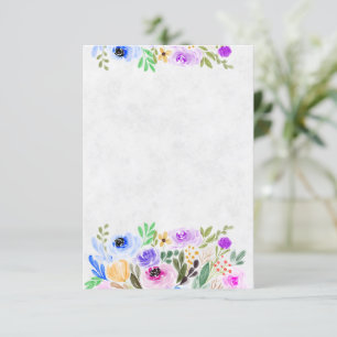 Leere purpur- und blaue Wasserfarben-Blumenhochzei Einladung