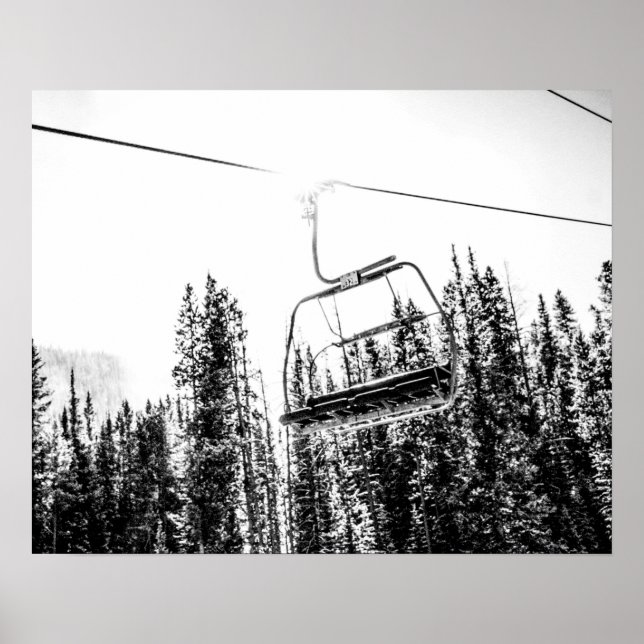 Leere Skilift // Schwarzer und Weißer Winter Poster (Vorne)