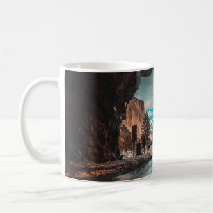 LEERE STRASSENTUNNEL, DIE ZU BERGEN FÜHRT KAFFEETASSE
