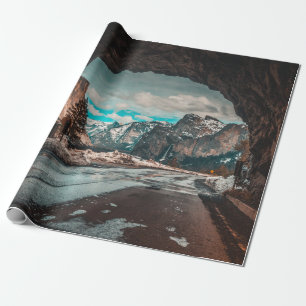 LEERE STRASSENTUNNEL FÜHREN ZU BERGEN GESCHENKPAPIER