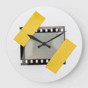 Leerer 35mm-Filmrahmen, gelbe Streifen. Große Wanduhr