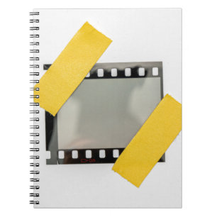 Leerer 35mm-Filmrahmen, gelbe Streifen. Notizblock