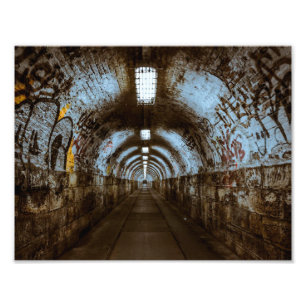 Leerer Eisenbahntunnel mit Graffiti-Foto Fotodruck