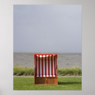 leerer Liegestuhl vor dem Meer Poster