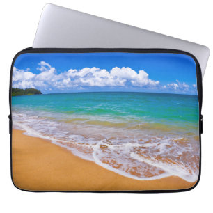 Leerer Strand und blaues Wasser Laptopschutzhülle