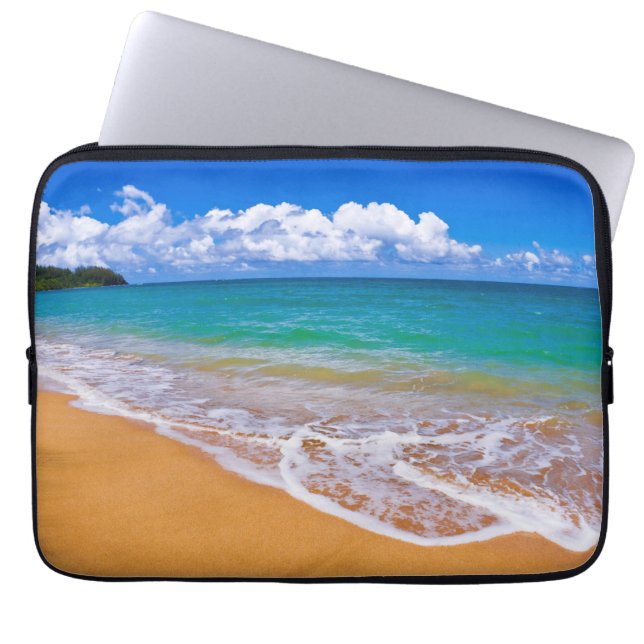 Leerer Strand und blaues Wasser Laptopschutzhülle (Vorderseite)