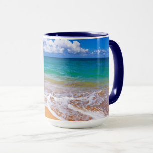 Leerer Strand und blaues Wasser Tasse