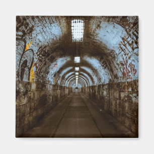 Leerer U-Bahn-Tunnel mit Graffiti-Magnet Magnet