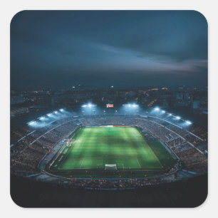 Leeres Fußballstadion in der Nacht Quadratischer Aufkleber