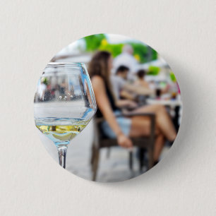 Leeres Glas aus Wein und verschwommene Silhouetten Button