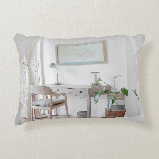 LEERTER SCHREIBTISCH IN DER NÄHE DEKOKISSEN (Vorderseite)