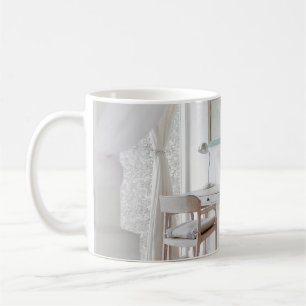 LEERTER SCHREIBTISCH IN DER NÄHE KAFFEETASSE