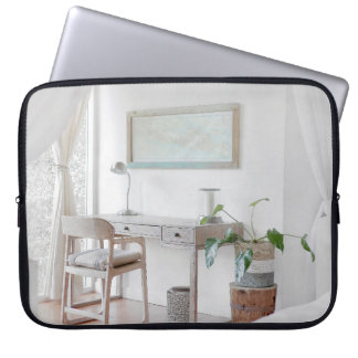 LEERTER SCHREIBTISCH IN DER NÄHE LAPTOPSCHUTZHÜLLE