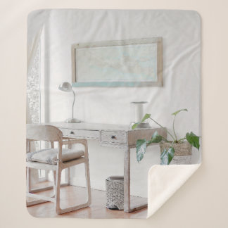 LEERTER SCHREIBTISCH IN DER NÄHE SHERPADECKE