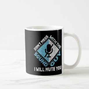 Leg nicht den Tonmeister Soundingenieur an Kaffeetasse