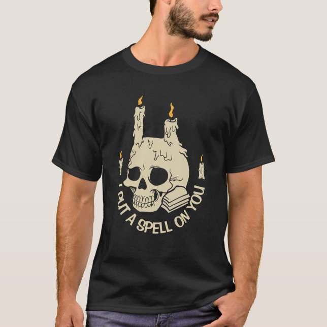 Lege einen Zauber auf das Halloween-Skull & Candle T-Shirt (Vorderseite)