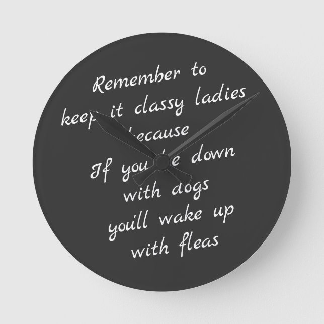 Legen Sie sich mit Hunden hin, weck mit Flöhen auf Runde Wanduhr (Vorderseite)