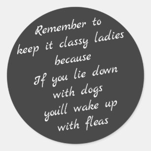 Legen Sie sich mit Hunden hin, weck mit Flöhen auf Runder Aufkleber