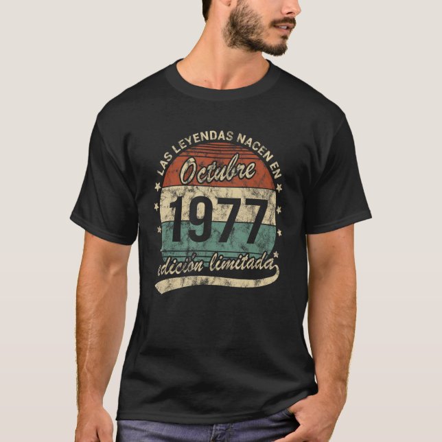 Legends Are Born In October 1977 Retro Man or Woma T-Shirt (Vorderseite)