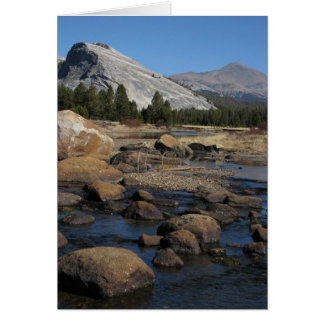 Lehmkuppel und Felsen