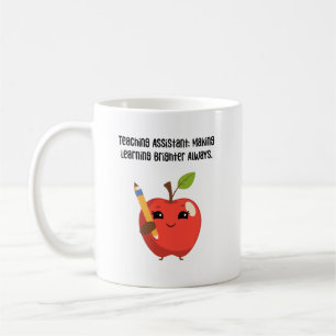 Lehrassistent macht Lernen strahlender Kaffeetasse