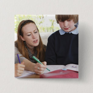 Lehrer, die Kindern bei der Arbeit im Klassenzimme Button