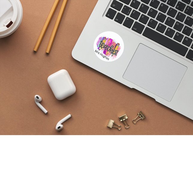 Lehrer farbenfrohe Bleistifte. Bearbeitbarer Name. Runder Aufkleber (Von Creator hochgeladen)