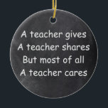 Lehrer gibt Shares Chalkboard Geschenkidee Keramik Ornament<br><div class="desc">Teacher Gives Shares Cares Chalkboard Design Gift Idea Christmas Tree Ornament Ceramic</div>