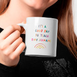 Lehrer Guten Tag Tiny Humans Moderne Fun Typografi Kaffeetasse<br><div class="desc">Spaß Lehrer Tasse lesen Es ist ein guter Tag,  TINY HUMANS in einem Aquarellbogen-Design zu unterrichten. Helles und modernes Grundschullehrer Wertgeschenk!</div>