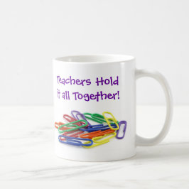 Lehrer halten sie zusammen kaffeetasse