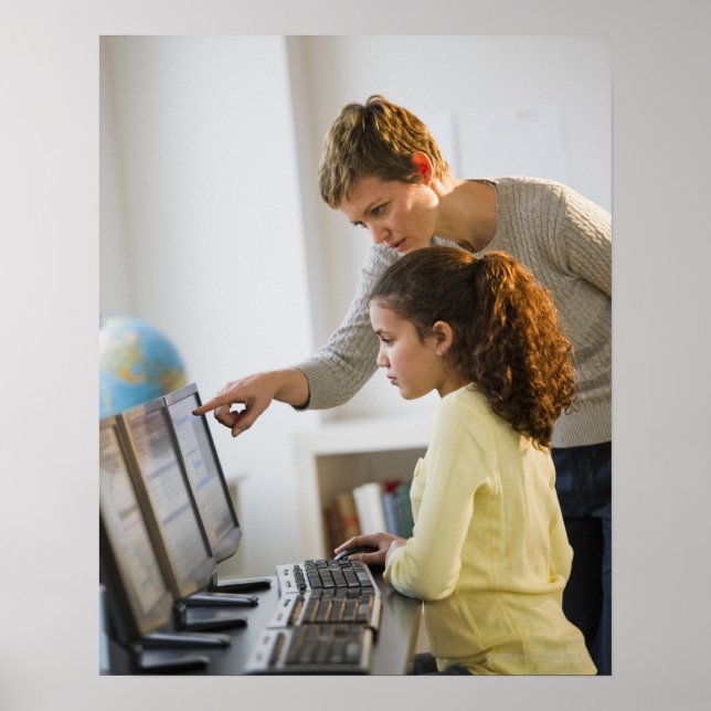 Lehrer hilft Schüler im Computerlabor Poster (Vorne)