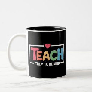 Lehrer lehrt sie, nett zur Rückkehr zur Schule zu Zweifarbige Tasse