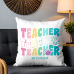 Lehrer Moderne Regenbogenfarben Personalisierter N Kissen<br><div class="desc">Teacher Modern Rainbow Colors Personalisiert Name Throw Pillows präsentiert den Text "Teacher" in der modernen Regenbogenfarben Wiederholskripttypografie mit dem personalisierten Namen. Perfekt für Ihren Lieblingslehrer für Lehrerbewertungen,  Geburtstag,  Weihnachten,  Feiertage und mehr. Von Evco Studio entworfen www.zazzle.com/store/evcostudio</div>