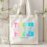 Lehrer Moderne Regenbogenfarben Personalisierter N Tragetasche<br><div class="desc">Teacher Modern Rainbow Colors Personalisiert Name Tote Bag enthält den Text "Teacher" in der modernen Regenbogenfarben Wiederholskripttypografie mit dem personalisierten Namen unten. Perfekt für Ihren Lieblingslehrer für Lehrerbewertungen,  Geburtstag,  Weihnachten,  Feiertage und mehr. Von Evco Studio entworfen www.zazzle.com/store/evcostudio</div>
