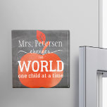 Lehrer Name Chalkboard Red Apple und Zitat Magnet<br><div class="desc">Name und weiße Typografie-Skript inspiriert aus dem Zitat "Lehrer verändern die Welt ein Kind nach dem anderen" über einen großen roten Aquarell auf einem schwarzen schwarzen Hintergrund. Personalisieren Sie es mit dem Namen Ihrer besten Lehrerin und machen Sie es zu einem netten Dankeschön für sie/ihn.</div>