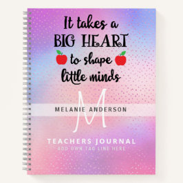 Lehrer nimmt ein großes Herz, um kleine Gedanken z Notizbuch