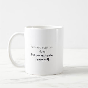Lehrer öffnen die Tür, aber Sie müssen durch Ihre Kaffeetasse