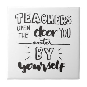 Lehrer öffnen die Tür, die Sie durch selbst Fliese