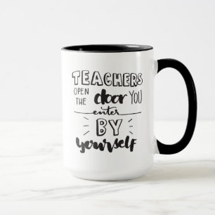 Lehrer öffnen die Tür, die Sie durch selbst Tasse