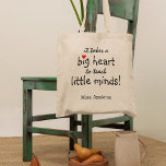 Lehrer Wertschätzung Kleine Minds | PERSONALISIERT Tragetasche<br><div class="desc">Lehrer sind wirklich wunderbar und wie besser gelassen sie wissen,  als mit einem dieser personalisierten Lehrer schätzen tote Taschen. Dieses schlichte und moderne Design zeichnet sich durch das süße Sprichwort "Es braucht ein großes Herz,  um den kleinen Köpfen beizubringen!" aus,  ein niedliches kleines rotes Herz und ihren Namen.</div>