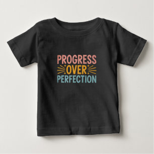 Lehrerfortschritt statt Perfektion Zurück zur Schu Baby T-shirt