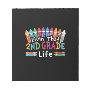 Lehrerin der zweiten Klasse, die dieses 2. Lebensj Notizblock