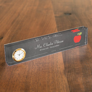 Lehrerin mit schwarzer Tafel und rotem Apfel Namensplakette