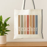 Lehrerin Tragetasche<br><div class="desc">Diese Teacher's Tote Tasche ist mit Streifen in Erdtönen und das Wort Lehrer in stilvoller Typografie dekoriert. Ein perfektes Geschenk für einen neuen Lehrer oder als Dankeschön für einen besonderen Lehrer.</div>