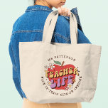 Lehrerleben Wecke Schulname Personalisiert<br><div class="desc">Teacher Life Weck Up Teach School Personalisiert Name Tragetaschen verfügt über einen roten Apfel mit groovy Blume mit dem Retrotext "Lehrerleben" mit dem Text "Weck up, lehre Kids, sei phantastisch" unten in der modernen Skripttypografie und personalisiert mit deinem individuelle Name. Perfekt für Ihren Lieblingslehrer für Lehrerbewertungen, Geburtstag, Weihnachten, Feiertage und...</div>