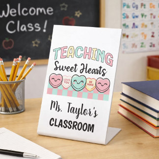Lehrerpult-Dekor für das Klassenzimmer mit Süßherz Sockelschild