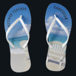 Lehrerstrand mit Liegestühlen in Sand Flip Flops<br><div class="desc">Das perfekte Geschenk für Rentner!  Pünktlich zum Tragen von Flip Flops zum Strand jeden Tag.  Es gibt eine ruhige Szene mit dem Ozean und zwei Stühle im Sand. Sie haben "Rentner" auf ihnen.  Auf der rechten Seite umdrehe flop personalisieren Sie mit Ihrem Namen.</div>