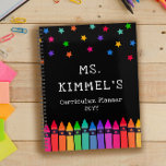 Lehrplan für schwarze Crayons & Stars Lehrer Planer<br><div class="desc">Lehrer Lehrplaner personalisiert mit dem Namen des Lehrers unter bunten Sternen und über einer Reihe von Stiften in einem Regenbogenverlauf. Kindergarten Lehrer Planer in einem bunten und lustigen Design.</div>