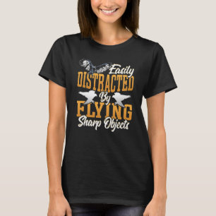 Leicht abgelenkt durch das Ausspielen von scharfen T-Shirt