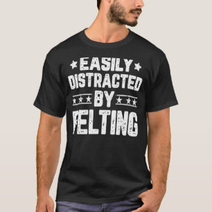 Leicht abgelenkt durch das Felgen des Gürteles T-Shirt